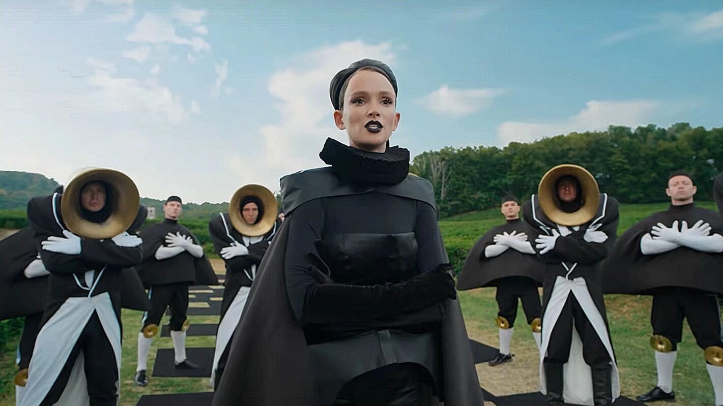 «Алиса в Стране чудес» идёт на миллиард: рецензия на российскую экранизацию Кэрролла