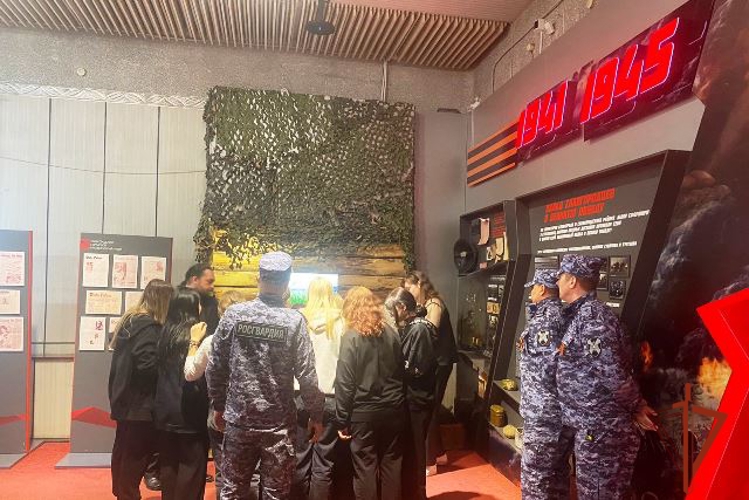 Алтайские росгвардейцы и школьники почтили подвиг героев ВОВ в краеведческом музее