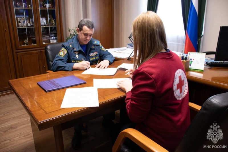 МЧС Ямала и волонтеры Красного креста заключили соглашение о сотрудничестве