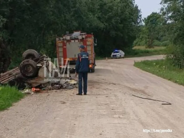 Автомобиль опрокинулся на дороге (ФОТО)