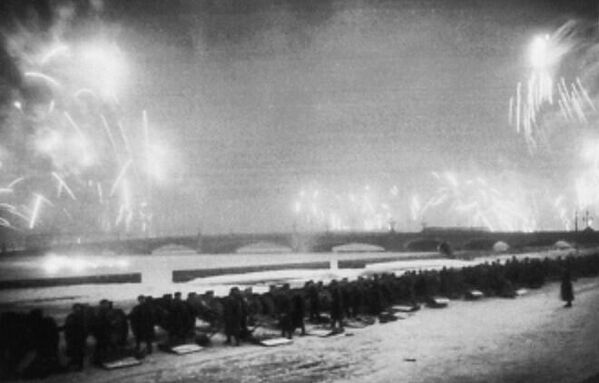 Салют в Ленинграде по случаю полного снятия блокады города - Sputnik Абхазия