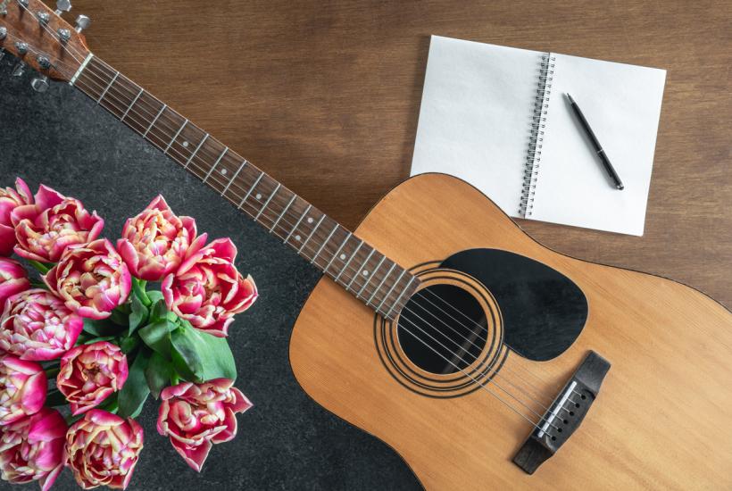 Гитара, тюльпаны и блокнот
