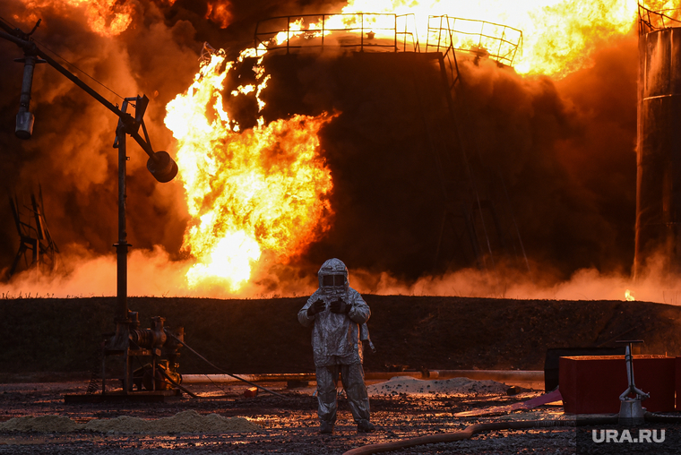 Пожар после обстрела нефтебазы в Шахтёрске. ДНР, пожар, огонь, нефтебаза