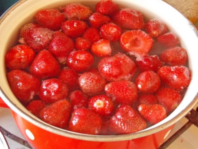 Клубничный компот из замороженной клубники: рецепты, в кастрюле, без сахара, польза