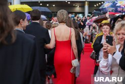 В день старта фестиваля екатеринбуржцы смогут встретить актеров и режиссеров на красной дорожке