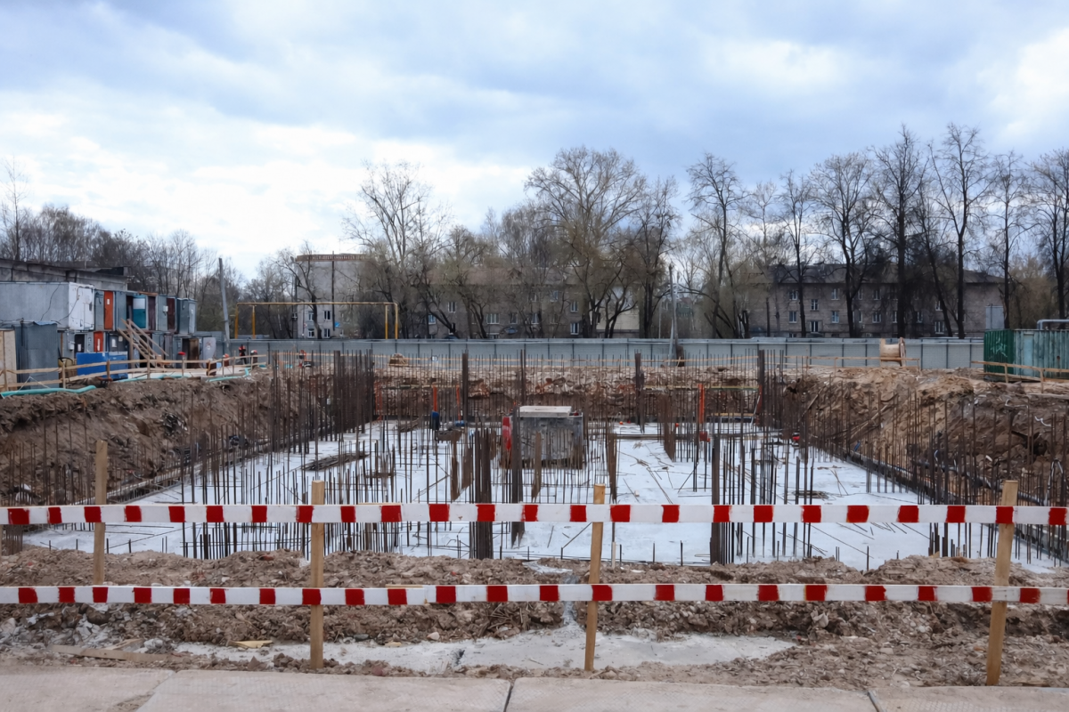 Первый бетон залили в основание дома КРТ на улице Самочкина