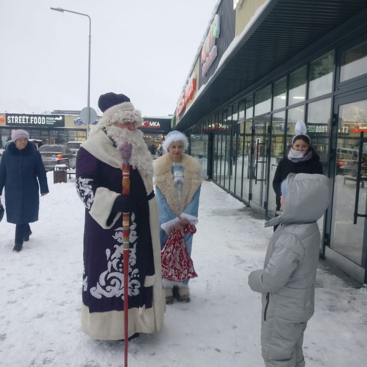 В Кощаково с подарками к детям пришли Дед Мороз и Снегурочка