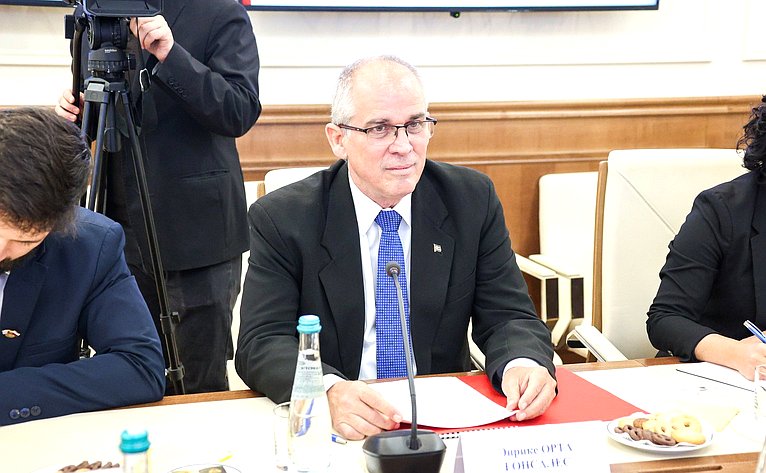 Встреча председателя Комитета СФ по федеративному устройству, региональной политике, местному самоуправлению и делам Севера Андрея Шевченко с Чрезвычайным и Полномочным Послом Республики Куба в Российской Федерации Энрике Орта Гонсалесом