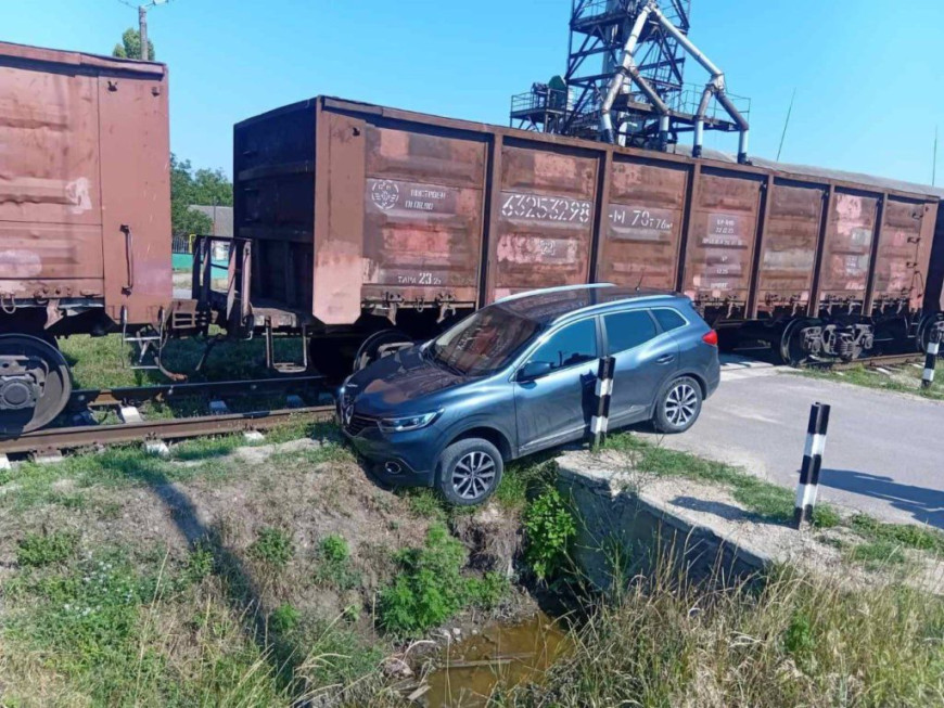 В Шолданештах поезд протаранил легковой автомобиль