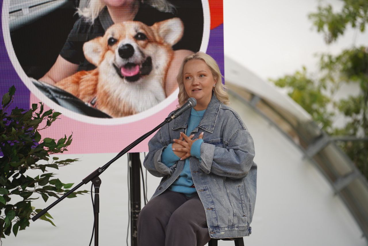 Стендап-комик Варя Щербакова на «Четыре Лапы Фест»