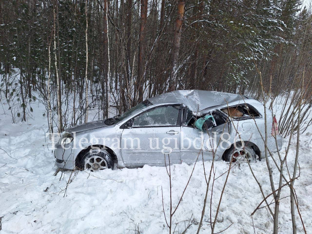 ​Иномарка слетела с дороги и опрокинулась в ХМАО. Есть пострадавшие