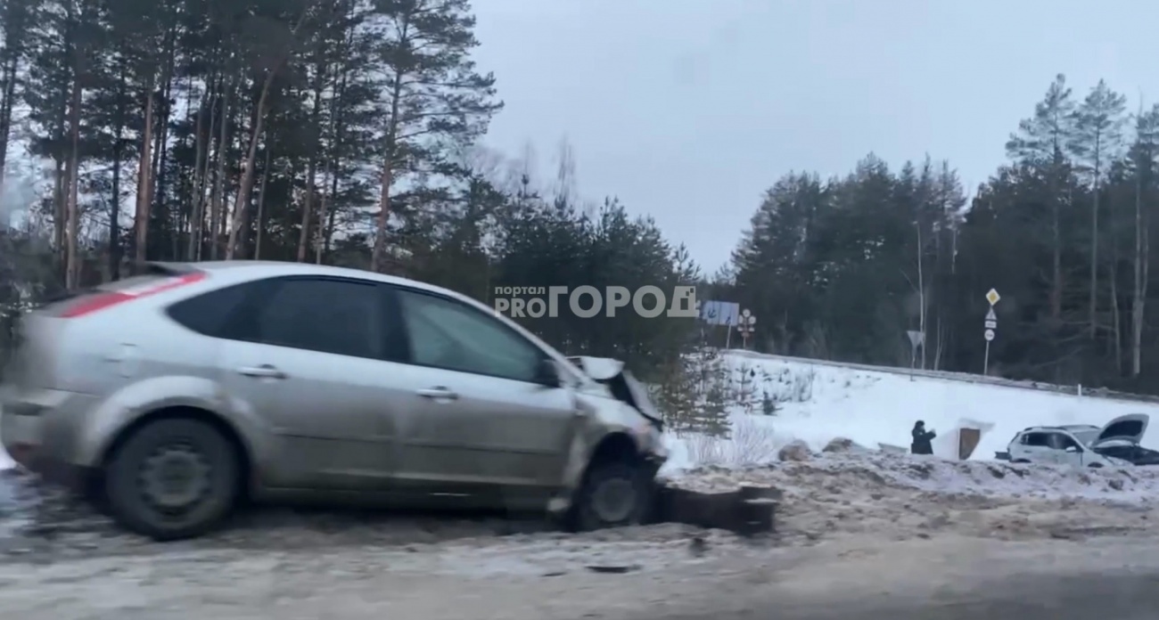 В Канашском районе столкнулись легковушки: одна улетела в кювет