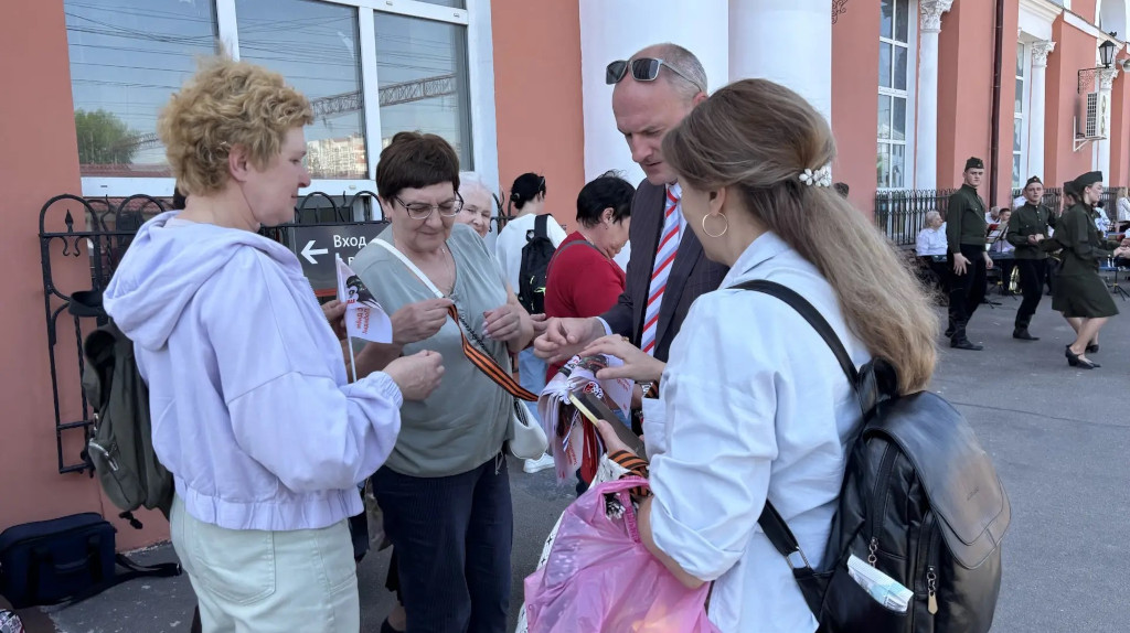 Перрон брянского вокзала превратился в праздничную танцевальную площадку