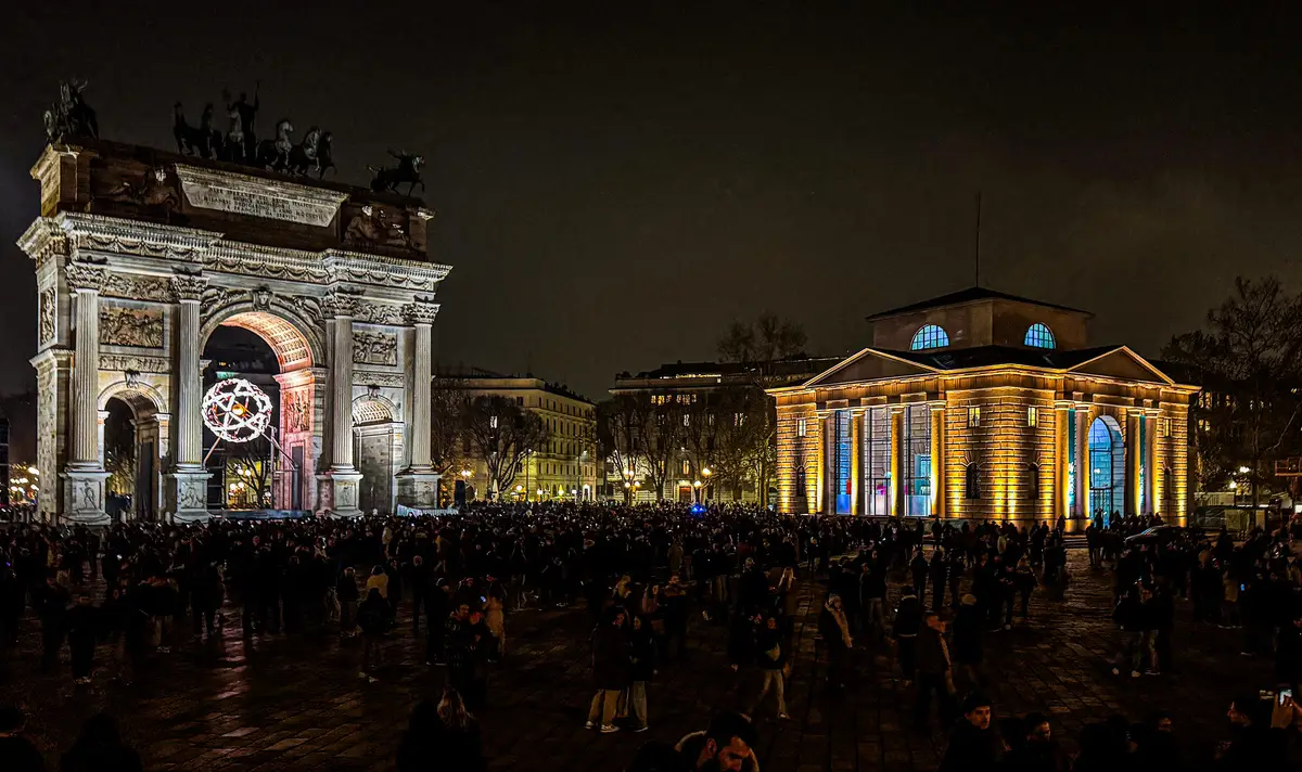 Доходы Италии от туризма вырастут на 2,3 млрд евро благодаря зимней Олимпиаде. Фото. Чаша с олимпийским огнем XXV зимних Олимпийских игр в Арке Мира в Милане. © РИА Новости. Александр Логунов