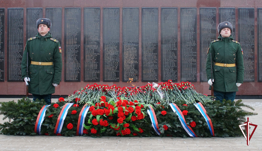На Сахалине в памятном мероприятии, посвященному Дню защитника Отечества, приняли участие росгвардейцы 