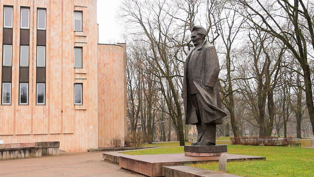 Памятник Андрею Упитису предлагают переместить в Скривери