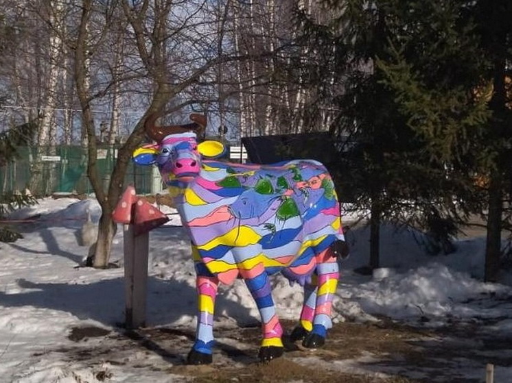 В курском Курчатове установили арт-объект в виде разноцветной коровы