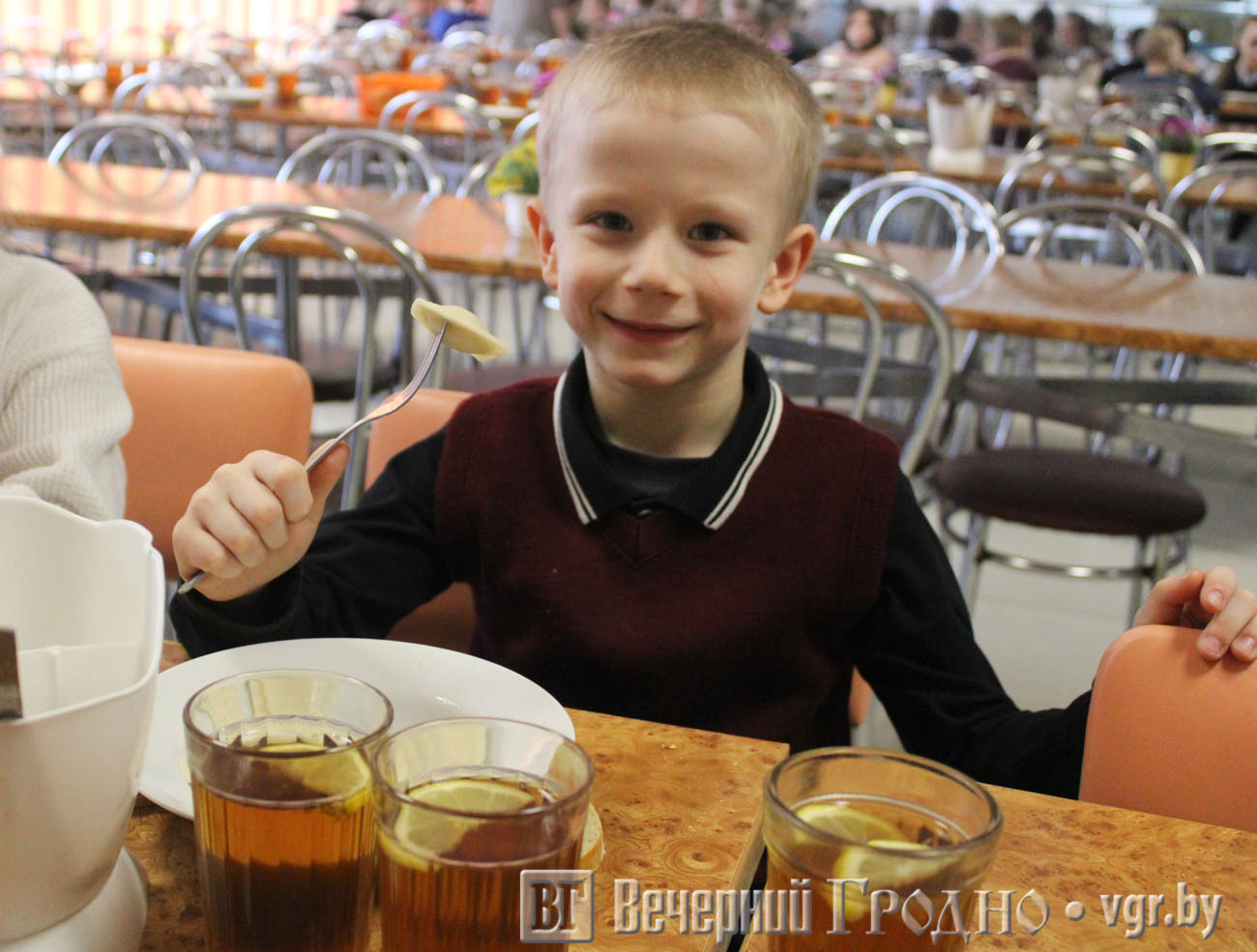 Сш 37 гродно. Питание. Ребенок над тарелкой.