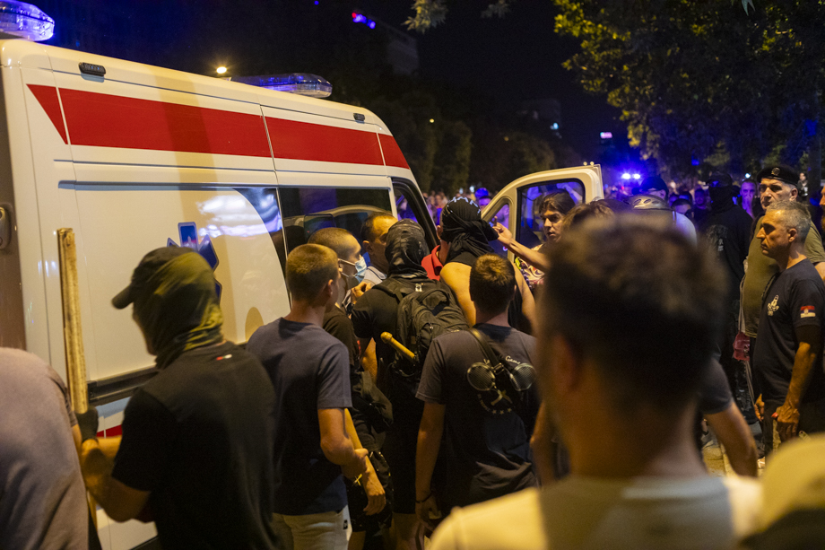 Попытка проникнуть в машину скорой помощи в Нови-Саде.