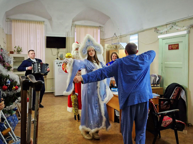 В Туле пациентов военного госпиталя поздравили с наступающим Новым годом