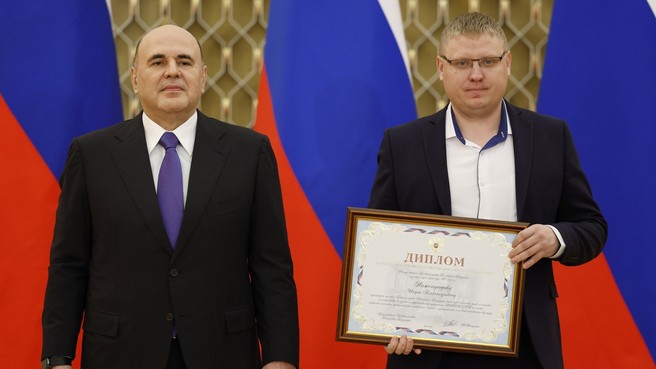 Михаил Мишустин вручил премии Правительства в области науки и техники. С руководителем направления биологических средств защиты растений отдела коммерческой службы производственного объединения «Сиббиофарм» Игорем Александровичем Нижегородовым