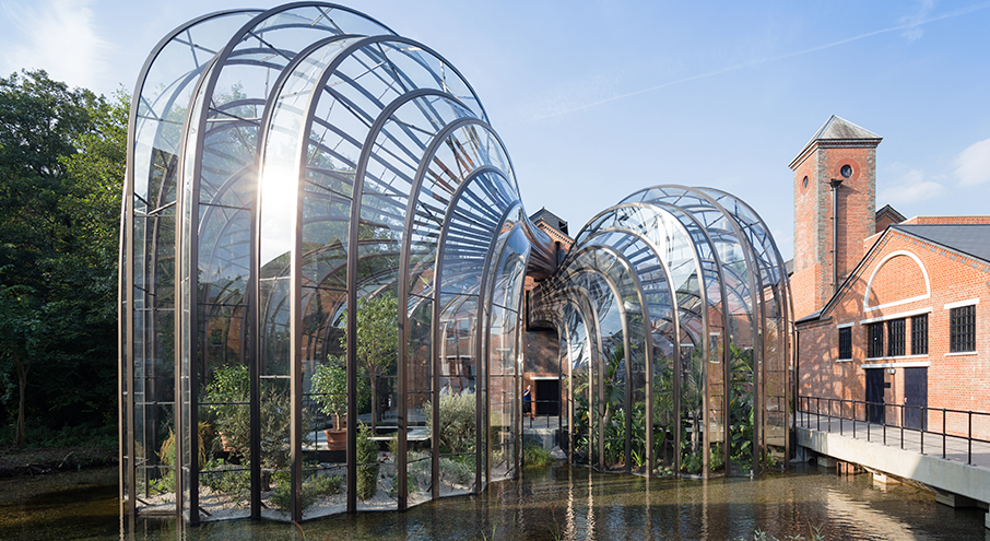 5. Теплицы Бомбейского сапфирового ликёро-водочного завода (Bombay Sapphire Distillery) спроектированы английским архитектором Томасом Хезервиком, создавшим здесь уникальное место, сохранив при этом промышленную архитектуру XVIII века