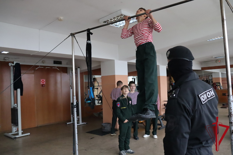 В Магадане ОМОН «Гвардеец» организовал день открытых дверей для подшефных кадет 