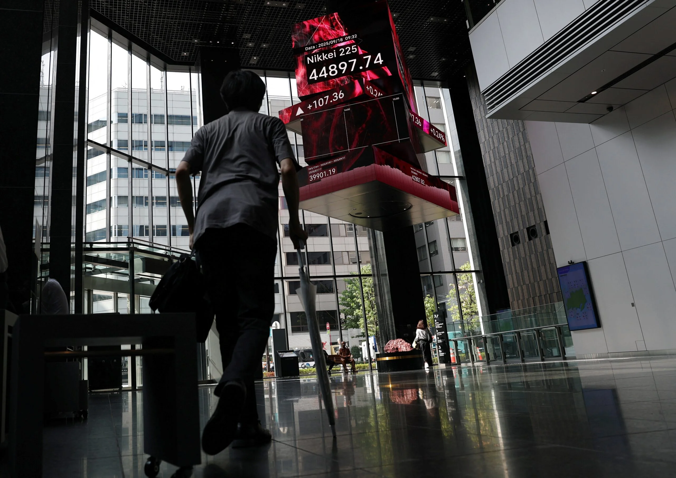 Три крупнейших банка Японии — MUFG, SMFG и Mizuho — выпустят общий стейблкоин, привязанный к иене, для корпоративных расчетов.