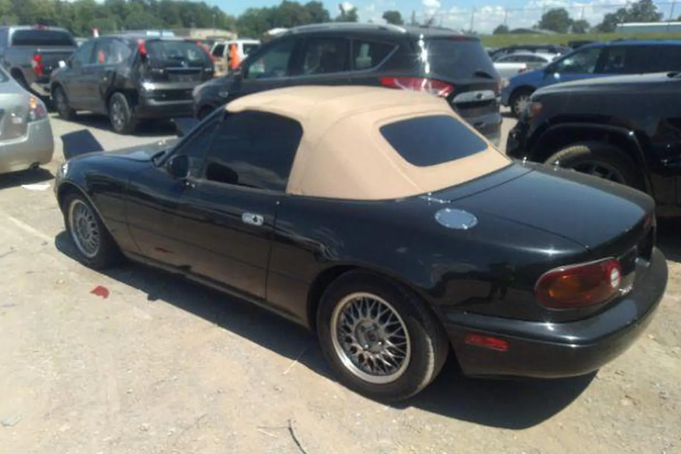 Была бита, дважды горела, но побеждает в гонках: история редкой Mazda Miata из США