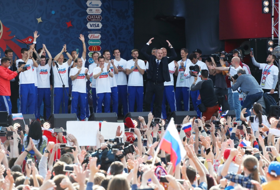 Сборная России по футболу и главный тренер сборной России Станислав Черчесов во время встречи с болельщиками в фан-зоне на Воробьевых горах в Москве