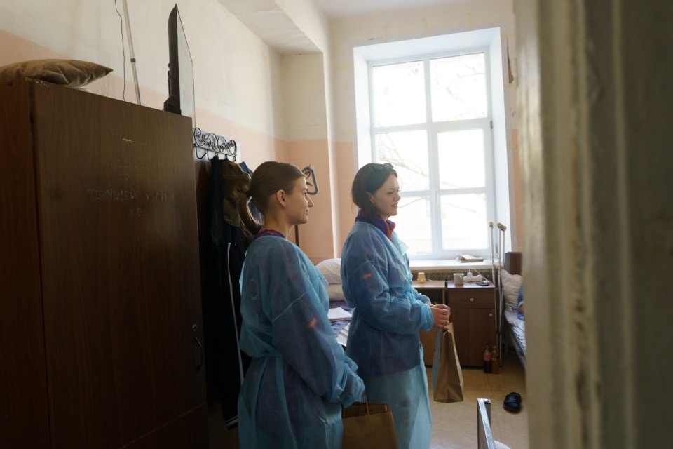 Добровольцы поздравили находящихся в псковском госпитале бойцов с прошедшим Днем Победы