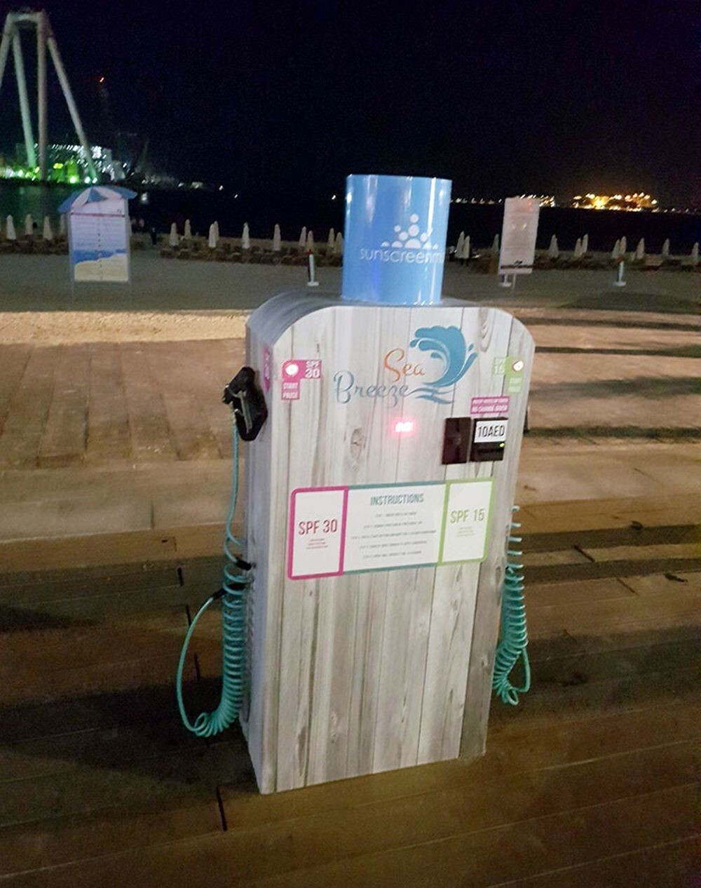 23. Автомат с солнцезащитным кремом на пляжах Дубая