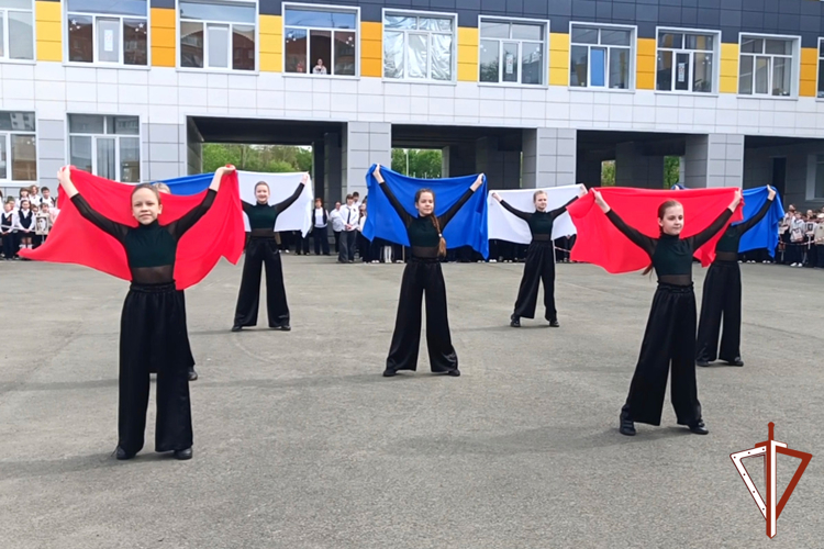 В Зауралье представители Росгвардии приняли участие в школьных парадах Победы (фото, видео)