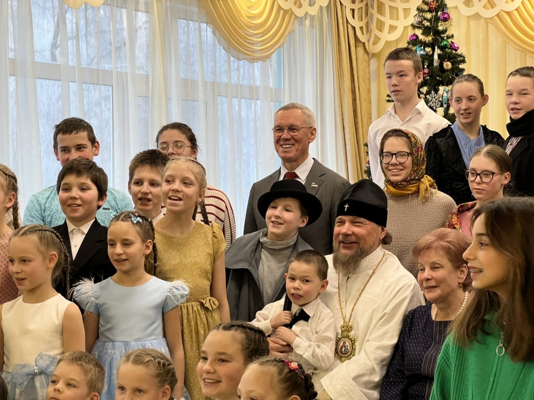 В Рождество партийцы «Единой России» поздравили воспитанников детского дома
