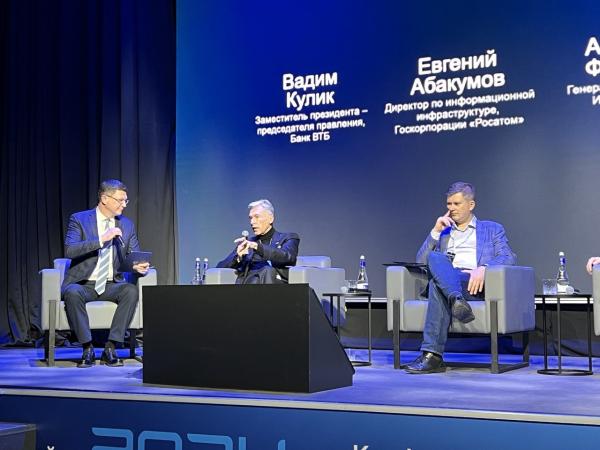 На фото слева направо: ведущий телеканала 
