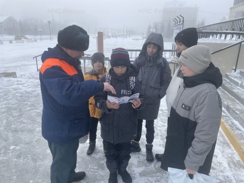 Инспекторы Центра ГИМС активно проводят профилактическую работу среди различных слоев населения Ямала