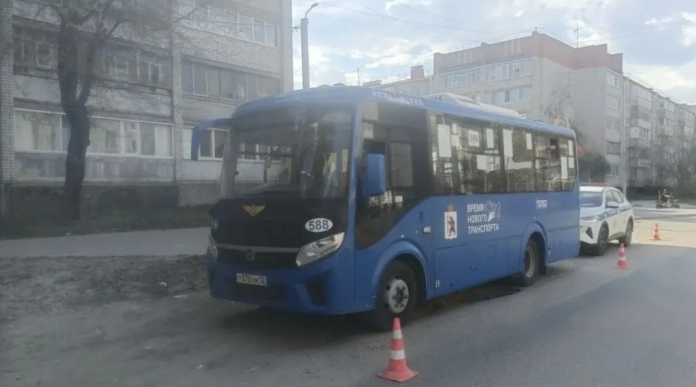 В Йошкар-Оле пожилая женщина упала в автобусе из-за резкого торможения