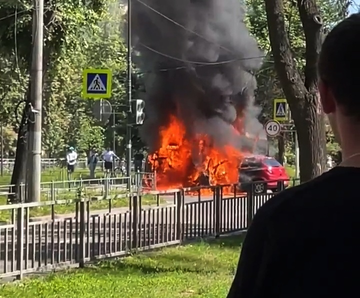 Горит газель на заправке