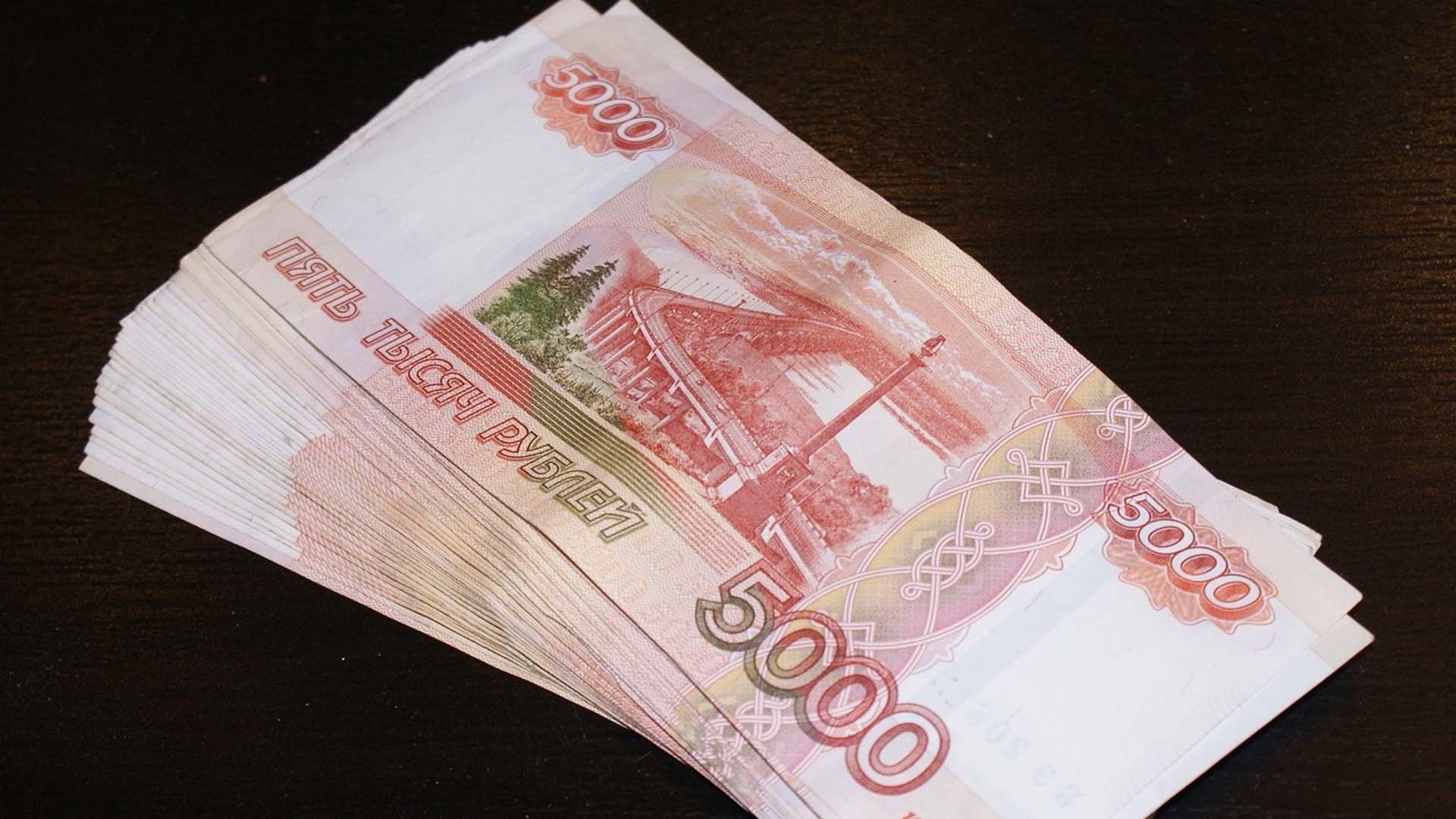 фото 5000 рублей на столе