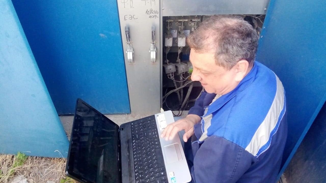 Работник включает отопление