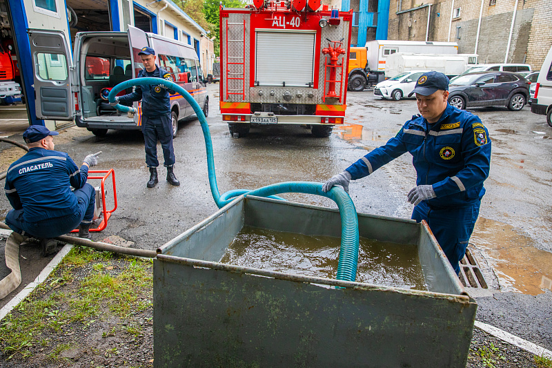 Бузынников александр мчс. Старший спасатель. Красноярский авиационно-спасательный центр мчс россии. Елена мчс. Старший спасатель.
