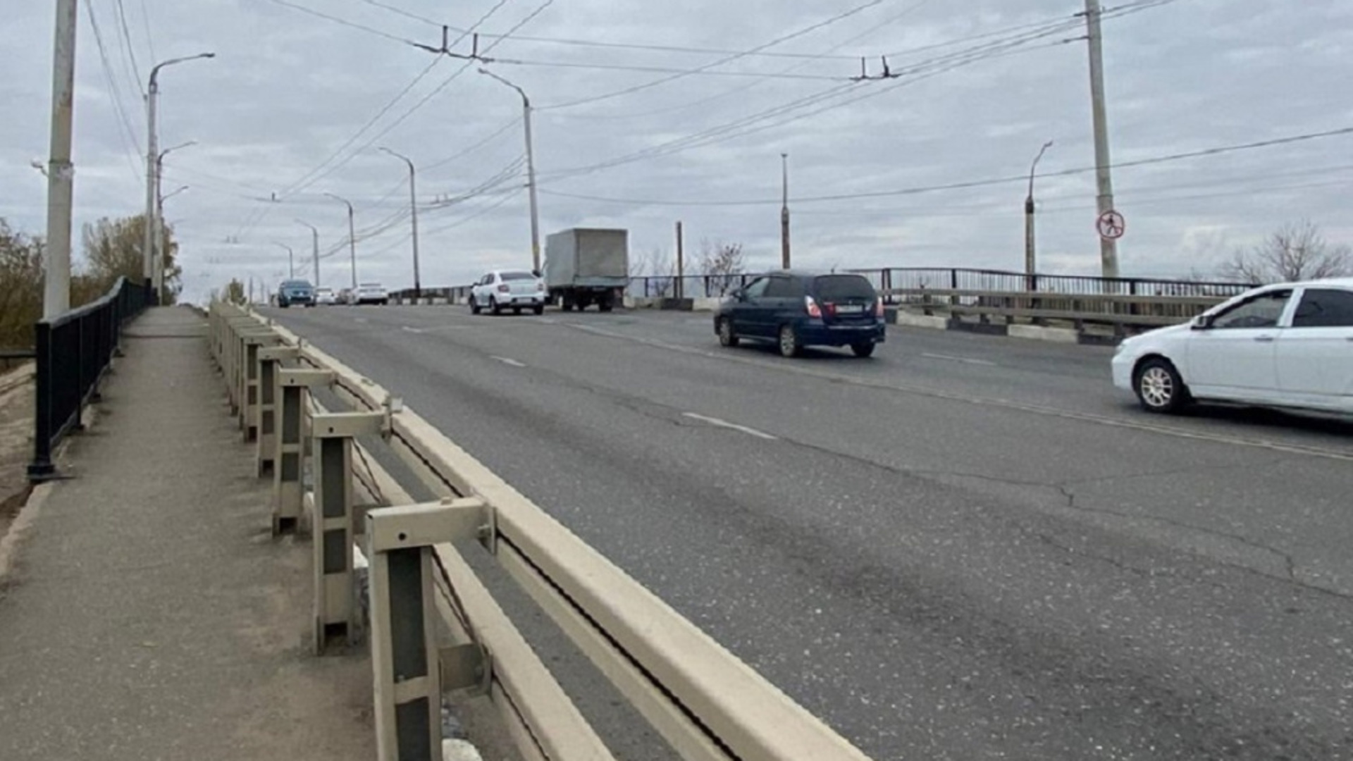 Движение на новом мосту. Аэропортовский мост Астрахань. Новый мост Астрахань. Лукомский мост Астрахань.