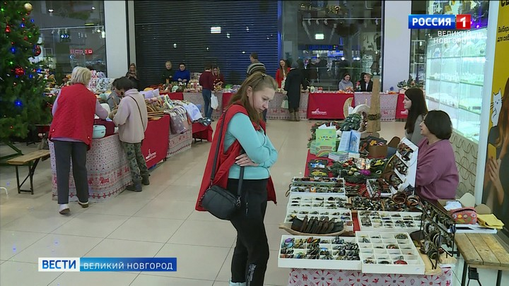 В Великом Новгороде проходит новогодняя ярмарка продукции самозанятых