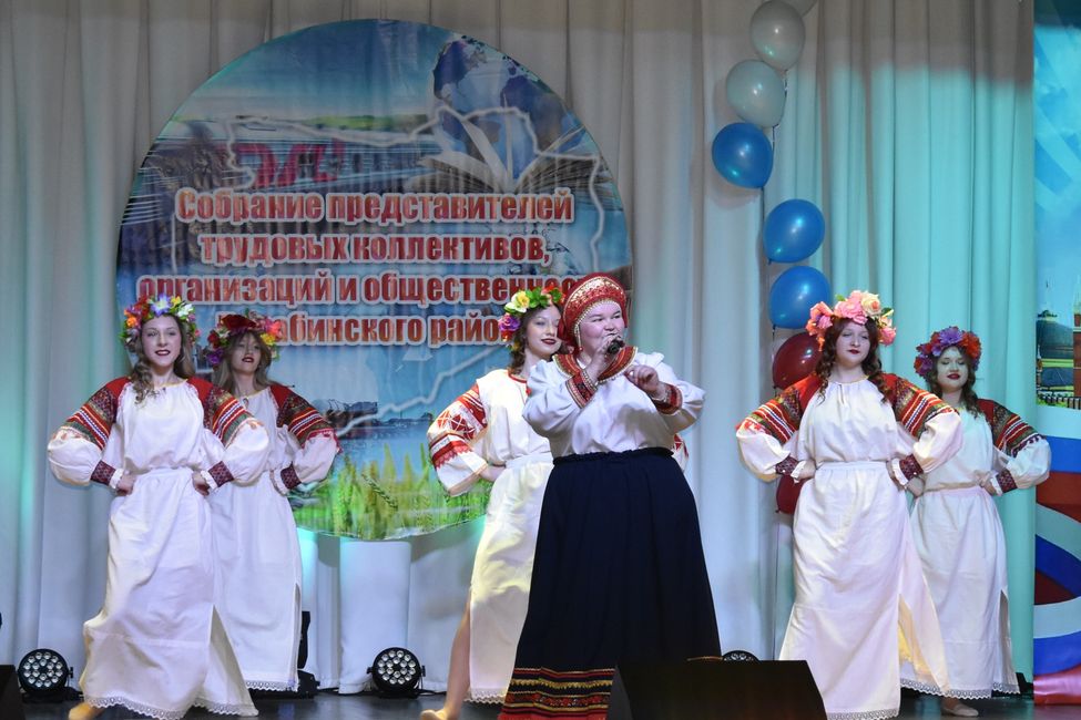 Творческие номера на сцене центра культуры
