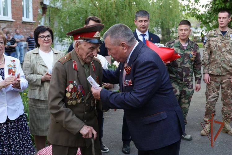 В Самаре росгвардейцы присоединились к акции «Парад у дома ветерана» 