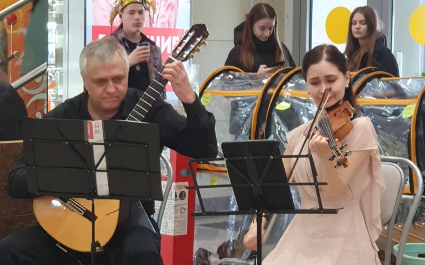 Приют «Котофеево» организовал благотворительный концерт на выставке-раздаче