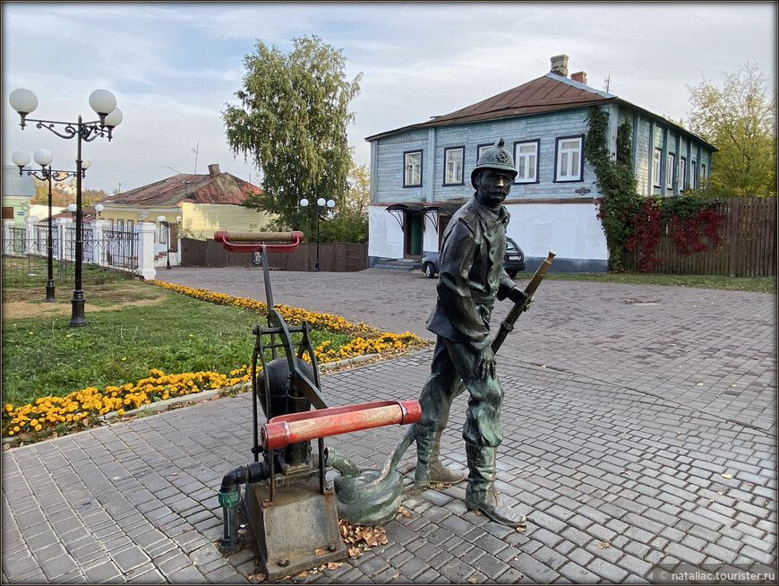 Памятник пожарному, установленный рядом со старейшей во Владимире, появившейся два века назад, но действующей поныне пожарной частью.