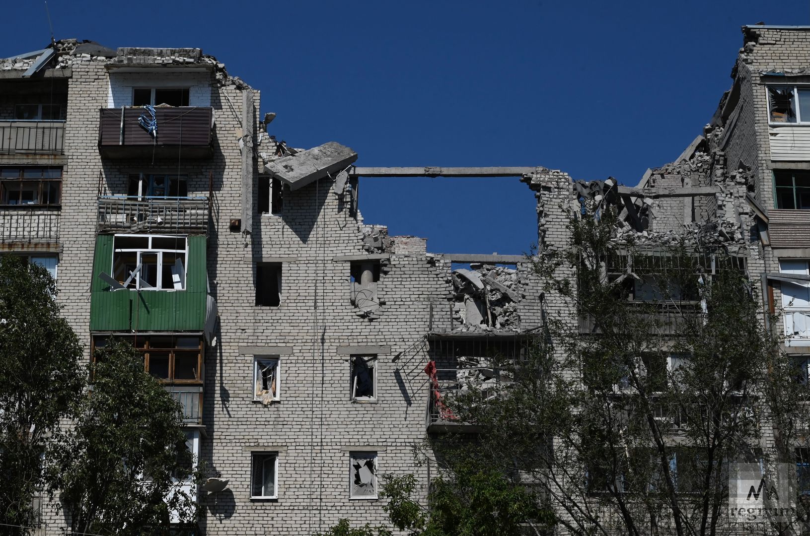В результате обстрела жилого дома в Первомайске погиб мужчина, ранения получили трое местных жителей, в том числе четырёхлетний ребёнок.