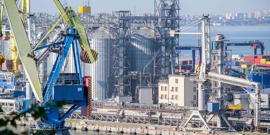 Рост торговли через порт Владивостока: увеличение заходов судов и объема грузов в 2023 году