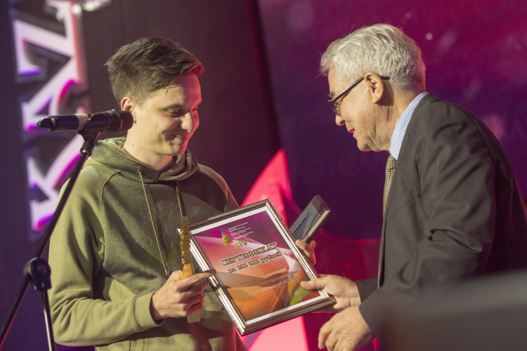 «Сделать фантастический блокбастер для нашей индустрии не совсем обычное действие, скорее тоже исключение. Что может спасти нашу индустрию? Снова любовь»